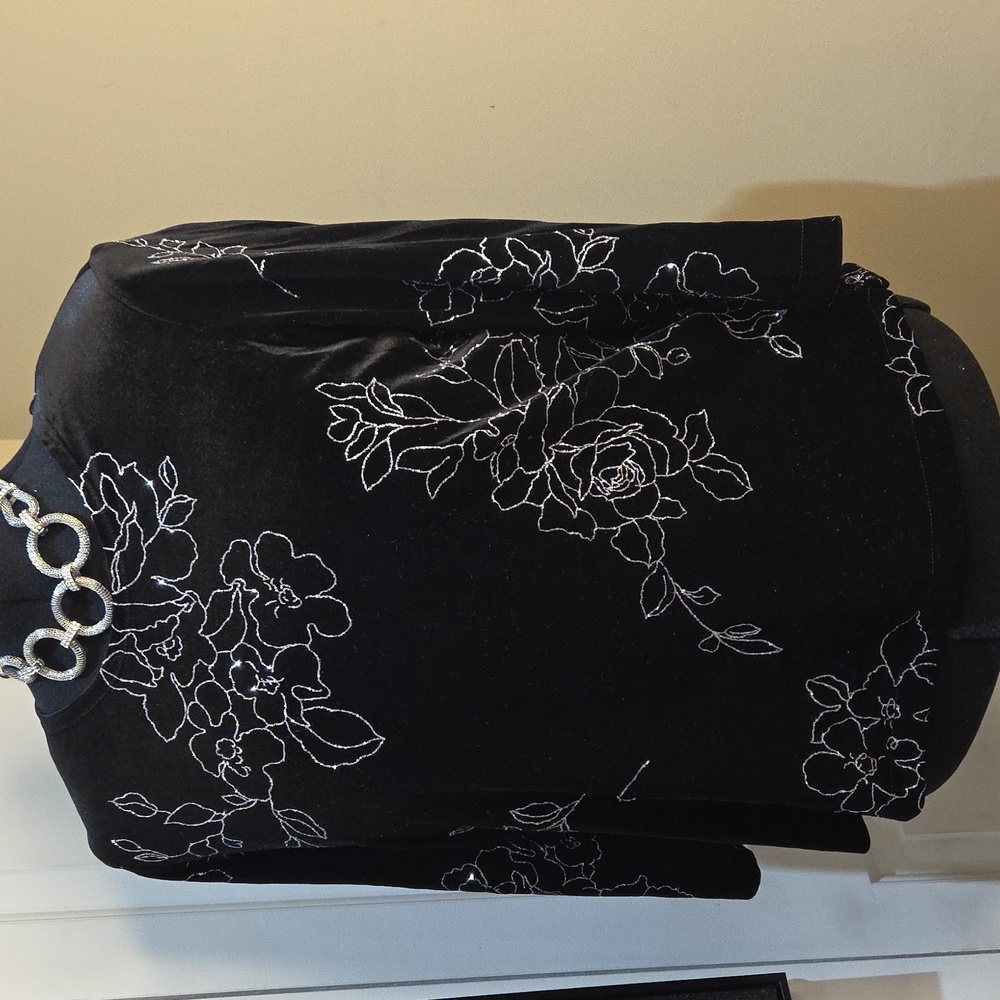 Nwot 18/20W Fashion BUG Chic Black Floral Velvet Blouse - Picture 3 of 17